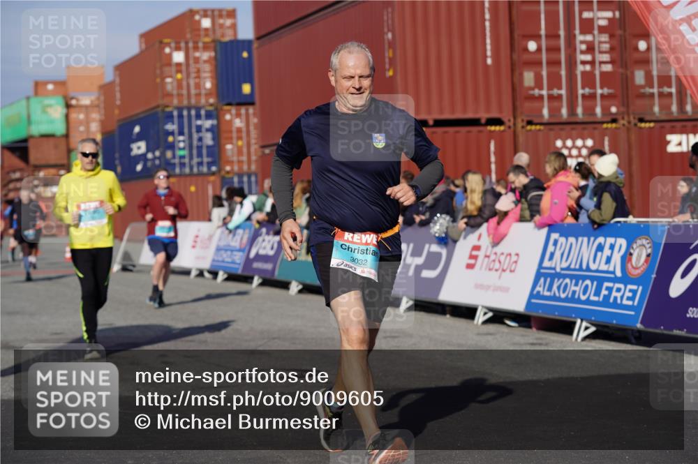 03.10.2025 - Köhlbrandbrückenlauf Michael Burmester http://msf.ph/oto/9009605 03.10.2025 10:10:42 Ziel 1450, 1701, 1705, 2015, 2150, 3032, 3818 meine-sportfotos.de