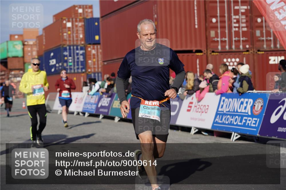 03.10.2025 - Köhlbrandbrückenlauf Michael Burmester http://msf.ph/oto/9009614 03.10.2025 10:10:42 Ziel 1450, 1701, 1705, 2015, 2150, 3032, 3818 meine-sportfotos.de