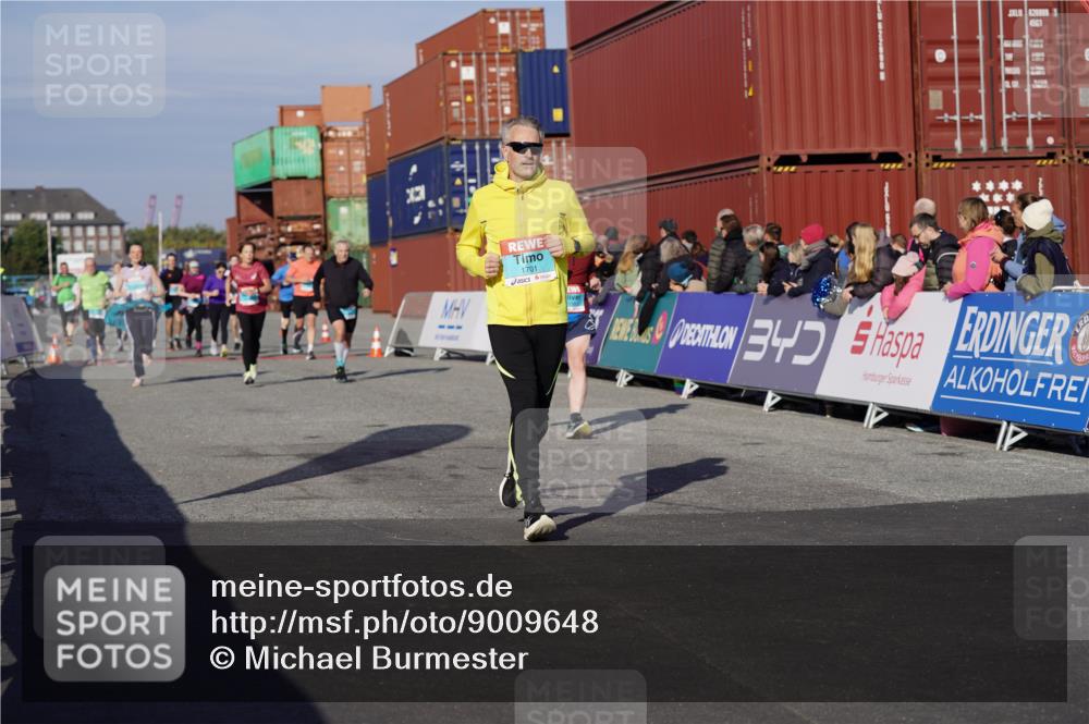 03.10.2025 - Köhlbrandbrückenlauf Michael Burmester http://msf.ph/oto/9009648 03.10.2025 10:10:44 Ziel 1450, 1701, 1705, 2150, 3032, 3818 meine-sportfotos.de