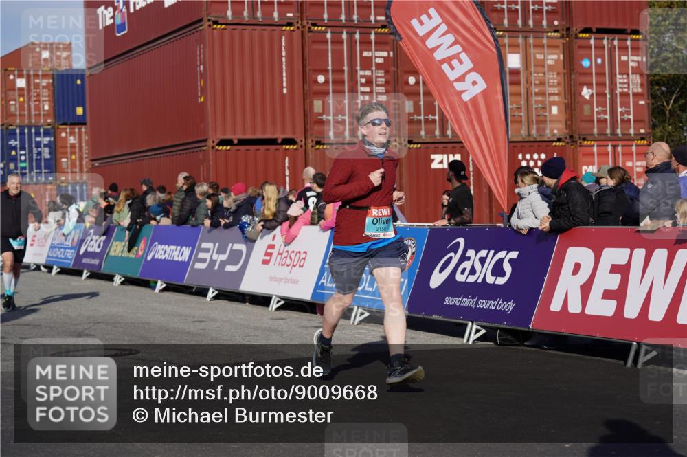 03.10.2025 - Köhlbrandbrückenlauf Michael Burmester http://msf.ph/oto/9009668 03.10.2025 10:10:46 Ziel 1183, 1450, 1568, 1701, 1705, 1802, 1973, 2150, 2729, 3032, 3717, 3818 meine-sportfotos.de