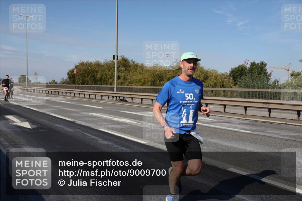 03.10.2025 - Köhlbrandbrückenlauf Julia Fischer http://msf.ph/oto/9009700 03.10.2025 12:53:35 Position 3 50, 24, 2022, 31, 1 meine-sportfotos.de