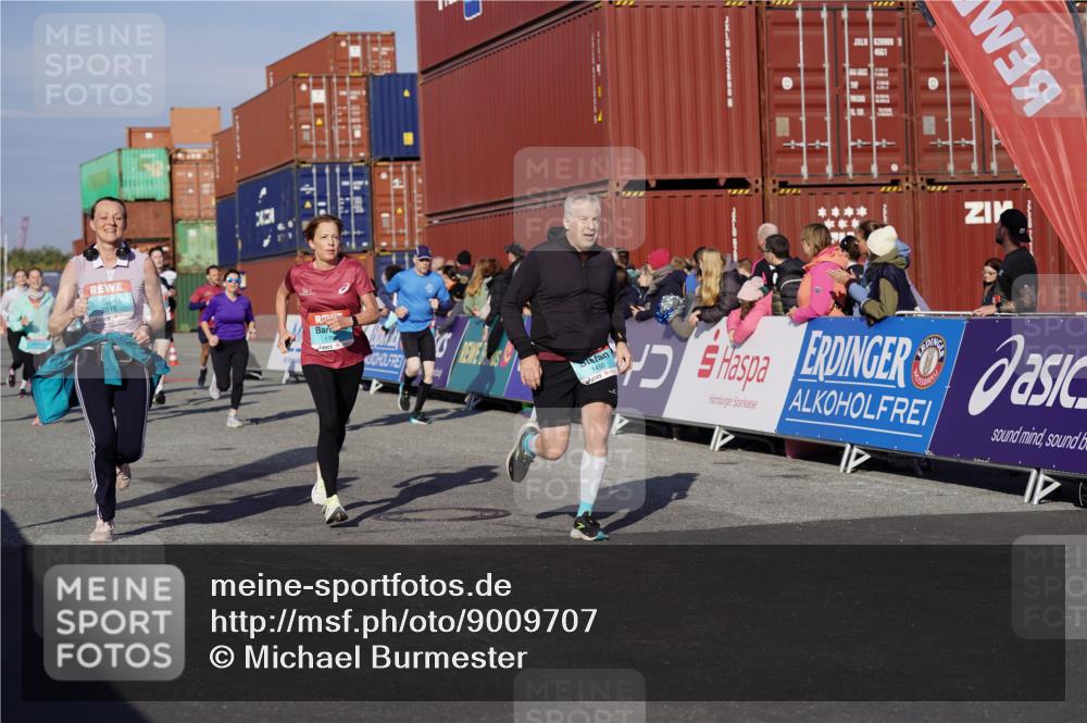 03.10.2025 - Köhlbrandbrückenlauf Michael Burmester http://msf.ph/oto/9009707 03.10.2025 10:10:48 Ziel 1151, 1183, 1229, 1450, 1568, 1701, 1705, 1802, 1945, 1973, 2150, 2381, 2729, 3410, 3717, 3808, 3818 meine-sportfotos.de