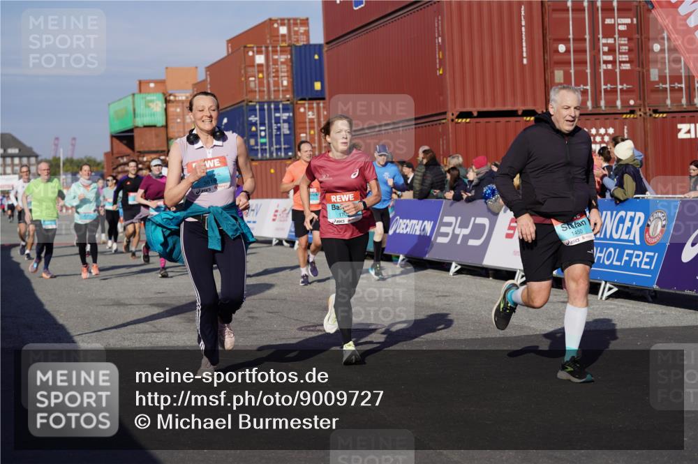 03.10.2025 - Köhlbrandbrückenlauf Michael Burmester http://msf.ph/oto/9009727 03.10.2025 10:10:49 Ziel 1151, 1183, 1229, 1450, 1568, 1701, 1705, 1802, 1945, 1973, 2150, 2381, 2711, 2729, 3410, 3717, 3808, 3818 meine-sportfotos.de