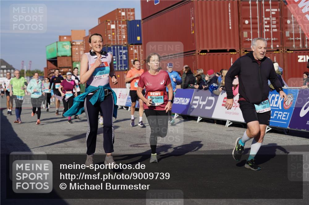 03.10.2025 - Köhlbrandbrückenlauf Michael Burmester http://msf.ph/oto/9009739 03.10.2025 10:10:49 Ziel 1151, 1183, 1229, 1450, 1568, 1701, 1705, 1802, 1945, 1973, 2150, 2381, 2711, 2729, 3410, 3717, 3808, 3818 meine-sportfotos.de