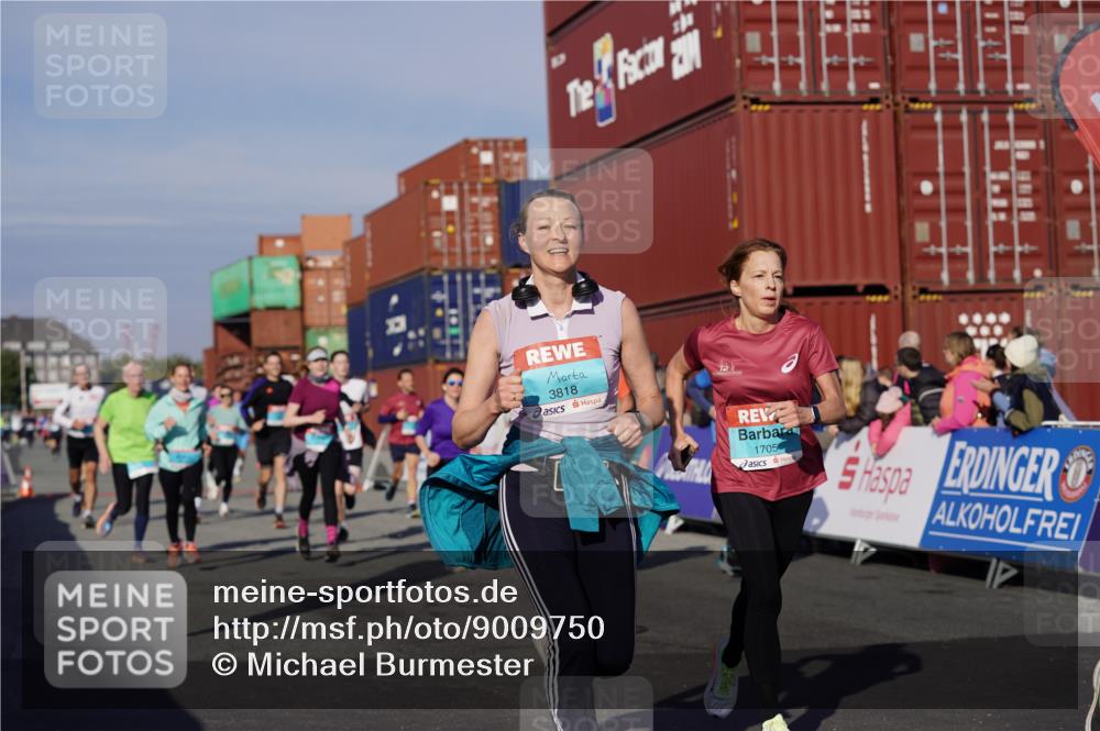 03.10.2025 - Köhlbrandbrückenlauf Michael Burmester http://msf.ph/oto/9009750 03.10.2025 10:10:49 Ziel 1151, 1183, 1229, 1450, 1568, 1701, 1705, 1802, 1945, 1973, 2150, 2381, 2711, 2729, 3410, 3717, 3808, 3818 meine-sportfotos.de