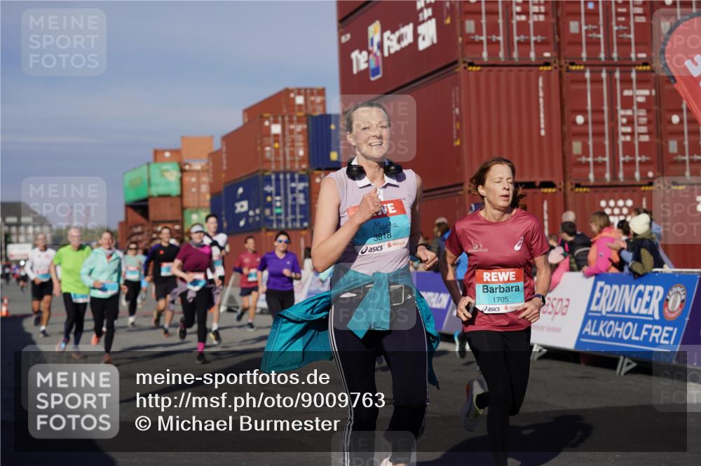 03.10.2025 - Köhlbrandbrückenlauf Michael Burmester http://msf.ph/oto/9009763 03.10.2025 10:10:49 Ziel 1151, 1183, 1229, 1450, 1568, 1701, 1705, 1802, 1945, 1973, 2150, 2381, 2711, 2729, 3410, 3717, 3808, 3818 meine-sportfotos.de