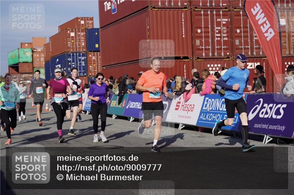 03.10.2025 - Köhlbrandbrückenlauf Michael Burmester http://msf.ph/oto/9009777 03.10.2025 10:10:50 Ziel 1151, 1183, 1229, 1450, 1568, 1705, 1802, 1945, 1973, 2150, 2381, 2711, 2729, 3352, 3410, 3717, 3808, 3818 meine-sportfotos.de