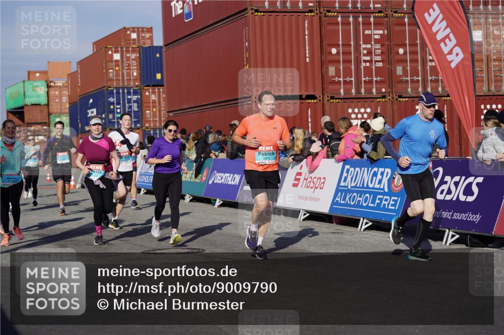 03.10.2025 - Köhlbrandbrückenlauf Michael Burmester http://msf.ph/oto/9009790 03.10.2025 10:10:50 Ziel 1151, 1183, 1229, 1450, 1568, 1705, 1802, 1945, 1973, 2150, 2381, 2711, 2729, 3352, 3410, 3717, 3808, 3818 meine-sportfotos.de