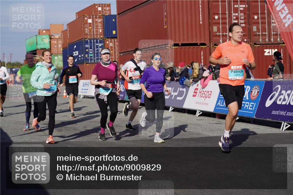 03.10.2025 - Köhlbrandbrückenlauf Michael Burmester http://msf.ph/oto/9009829 03.10.2025 10:10:51 Ziel 1151, 1183, 1229, 1450, 1568, 1705, 1802, 1945, 1973, 2150, 2381, 2711, 2729, 3352, 3410, 3717, 3808, 3818 meine-sportfotos.de