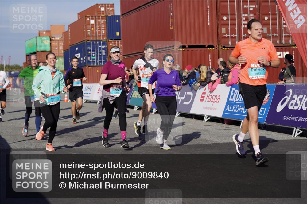 03.10.2025 - Köhlbrandbrückenlauf Michael Burmester http://msf.ph/oto/9009840 03.10.2025 10:10:51 Ziel 1151, 1183, 1229, 1450, 1568, 1705, 1802, 1945, 1973, 2150, 2381, 2711, 2729, 3352, 3410, 3717, 3808, 3818 meine-sportfotos.de