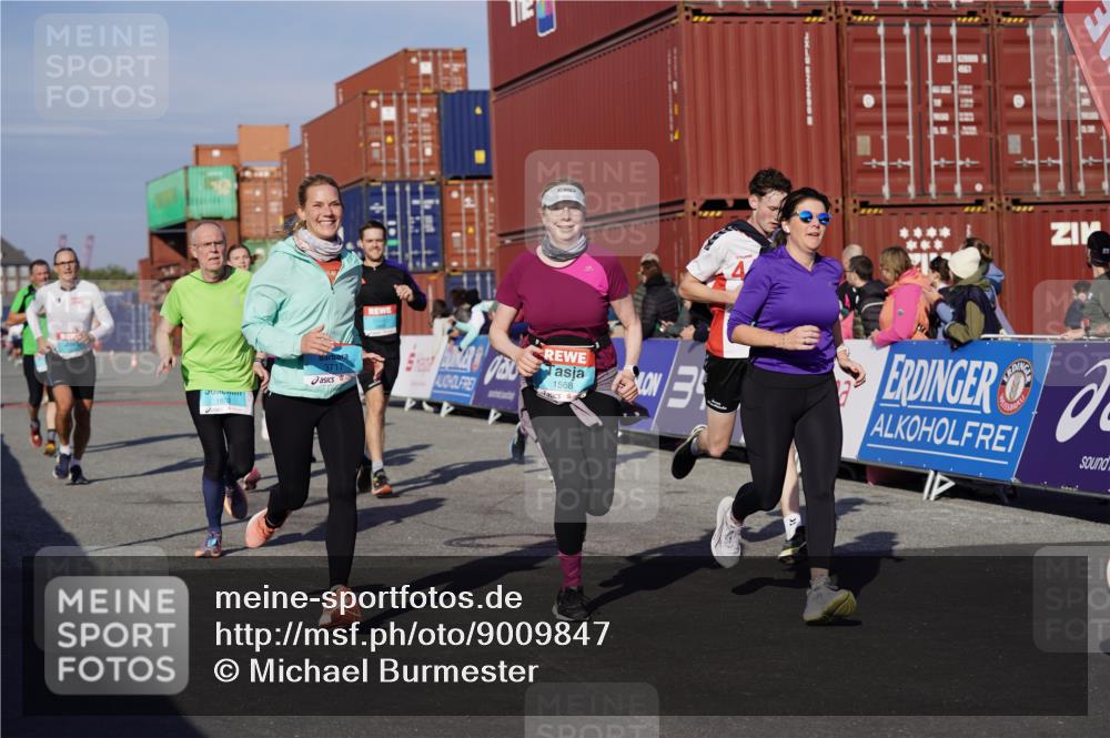 03.10.2025 - Köhlbrandbrückenlauf Michael Burmester http://msf.ph/oto/9009847 03.10.2025 10:10:52 Ziel 1151, 1183, 1229, 1450, 1568, 1705, 1802, 1945, 1973, 2150, 2381, 2711, 2729, 3352, 3410, 3717, 3808, 3818 meine-sportfotos.de