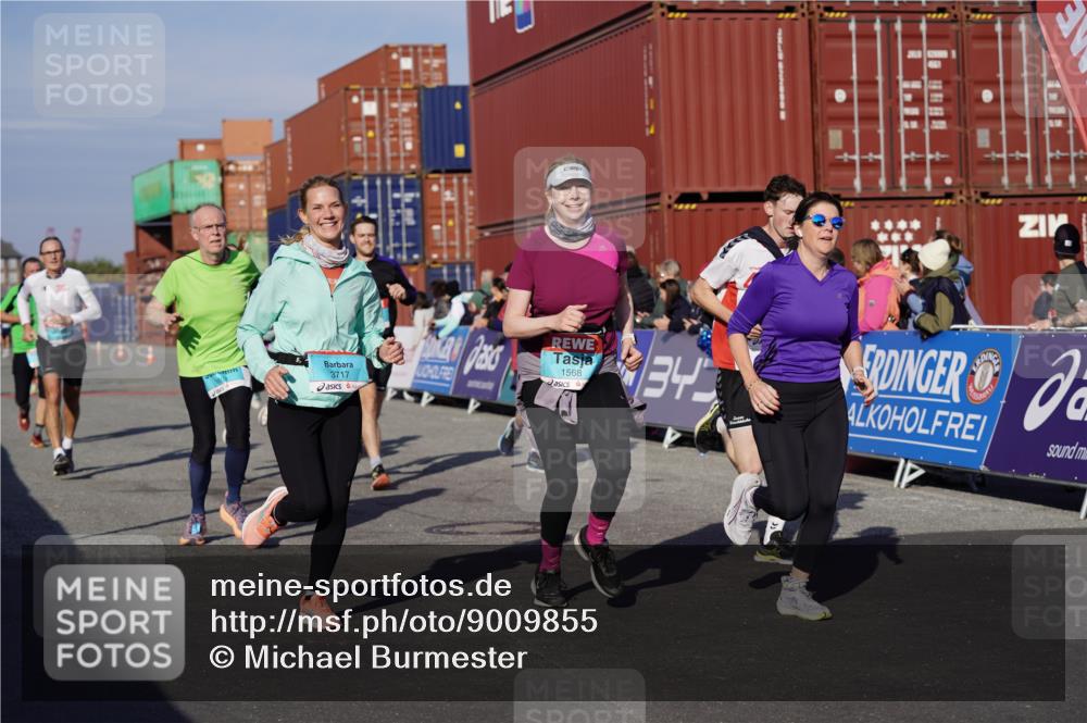 03.10.2025 - Köhlbrandbrückenlauf Michael Burmester http://msf.ph/oto/9009855 03.10.2025 10:10:52 Ziel 1151, 1183, 1229, 1450, 1568, 1705, 1802, 1945, 1973, 2150, 2381, 2711, 2729, 3352, 3410, 3717, 3808, 3818 meine-sportfotos.de