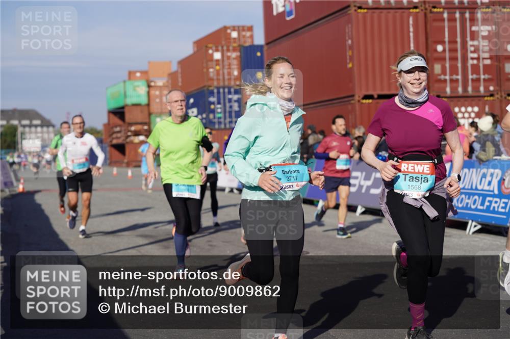 03.10.2025 - Köhlbrandbrückenlauf Michael Burmester http://msf.ph/oto/9009862 03.10.2025 10:10:52 Ziel 1151, 1183, 1229, 1450, 1568, 1705, 1802, 1945, 1973, 2150, 2381, 2711, 2729, 3352, 3410, 3717, 3808, 3818 meine-sportfotos.de