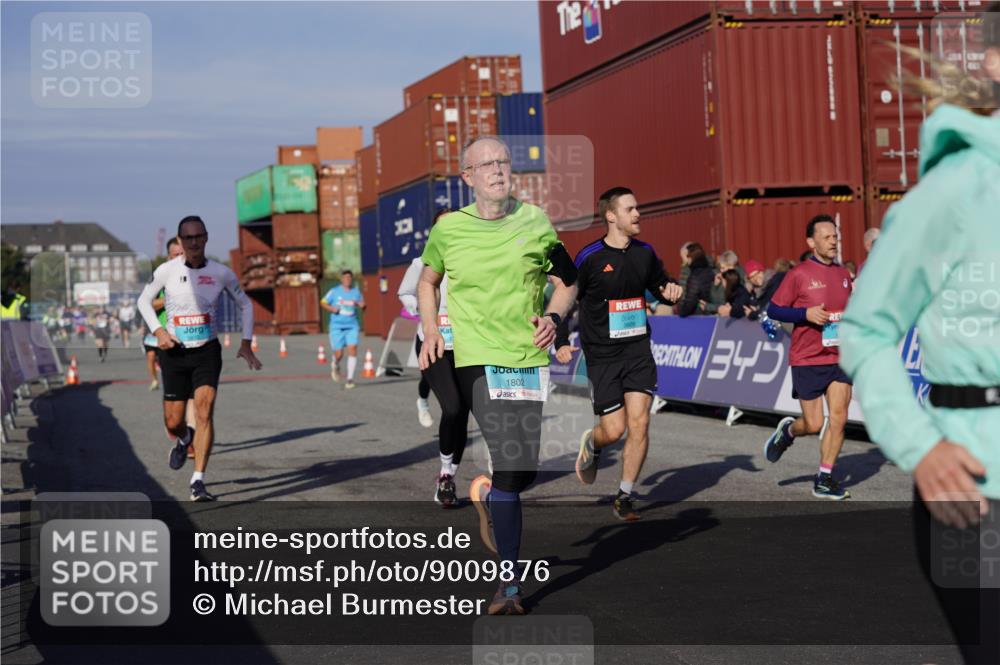 03.10.2025 - Köhlbrandbrückenlauf Michael Burmester http://msf.ph/oto/9009876 03.10.2025 10:10:53 Ziel 1149, 1151, 1183, 1229, 1286, 1450, 1568, 1705, 1802, 1945, 1973, 2381, 2711, 2729, 3352, 3410, 3717, 3808, 3818 meine-sportfotos.de
