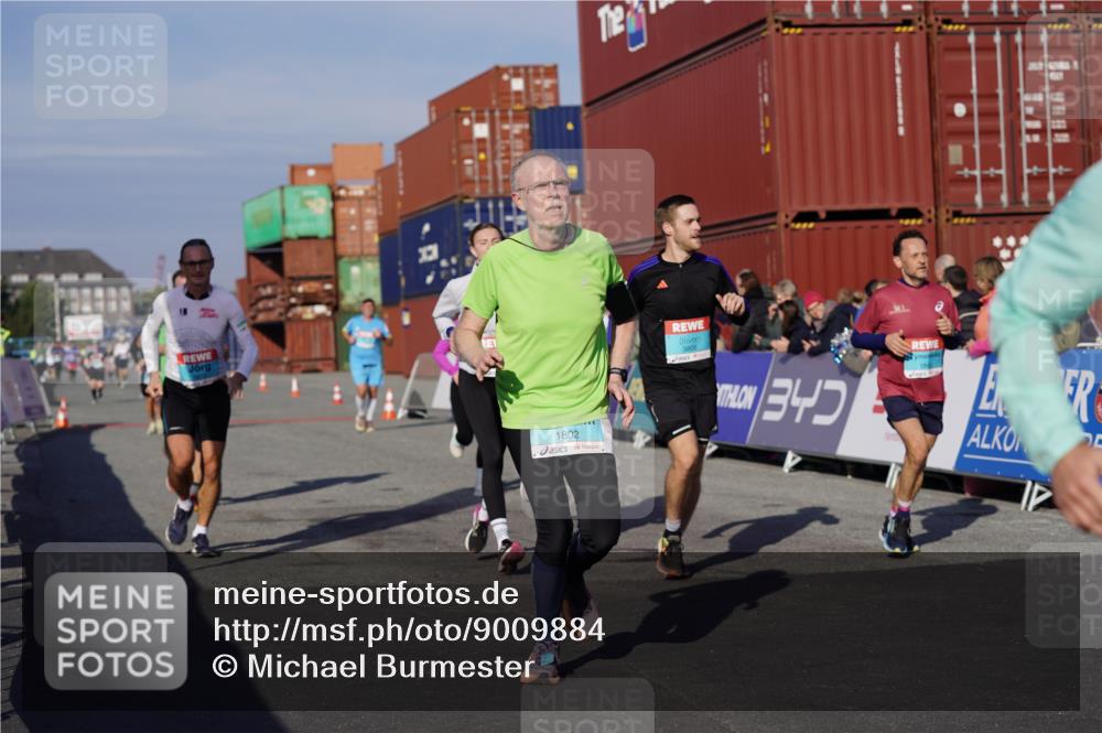 03.10.2025 - Köhlbrandbrückenlauf Michael Burmester http://msf.ph/oto/9009884 03.10.2025 10:10:53 Ziel 1149, 1151, 1183, 1229, 1286, 1450, 1568, 1705, 1802, 1945, 1973, 2381, 2711, 2729, 3352, 3410, 3717, 3808, 3818 meine-sportfotos.de