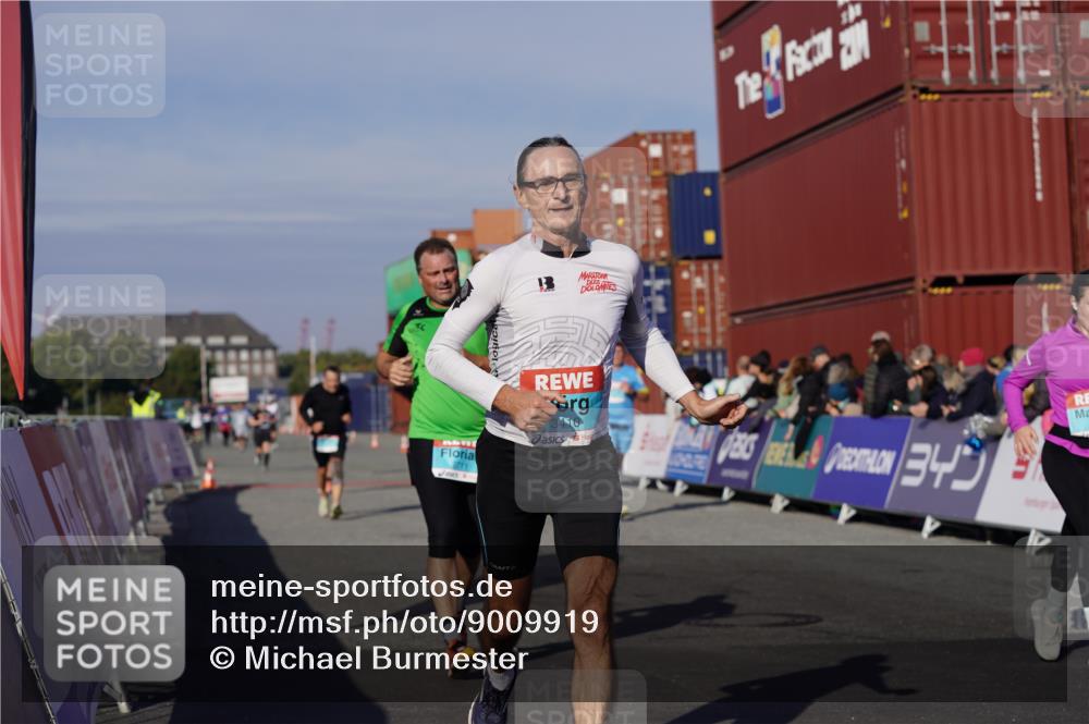 03.10.2025 - Köhlbrandbrückenlauf Michael Burmester http://msf.ph/oto/9009919 03.10.2025 10:10:55 Ziel 1149, 1151, 1183, 1229, 1286, 1568, 1802, 1945, 1973, 2381, 2711, 2729, 3352, 3410, 3717, 3808 meine-sportfotos.de
