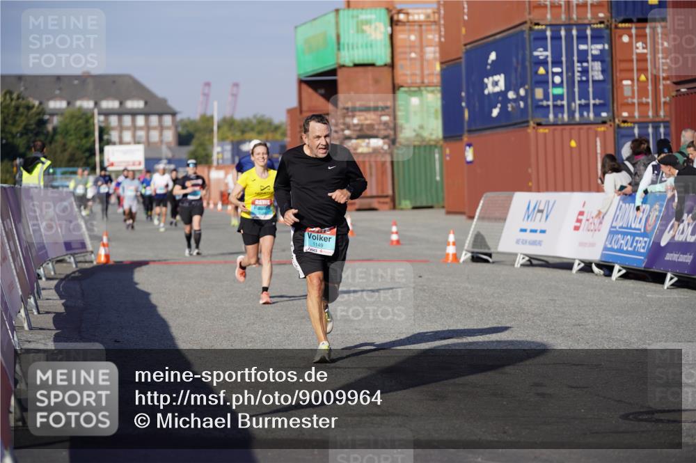 03.10.2025 - Köhlbrandbrückenlauf Michael Burmester http://msf.ph/oto/9009964 03.10.2025 10:10:58 Ziel 1149, 1151, 1229, 1286, 1945, 2381, 2711, 2729, 3334, 3352, 3410, 3808 meine-sportfotos.de