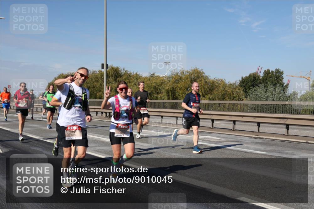 03.10.2025 - Köhlbrandbrückenlauf Julia Fischer http://msf.ph/oto/9010045 03.10.2025 12:54:44 Position 3 6816, 6814 meine-sportfotos.de