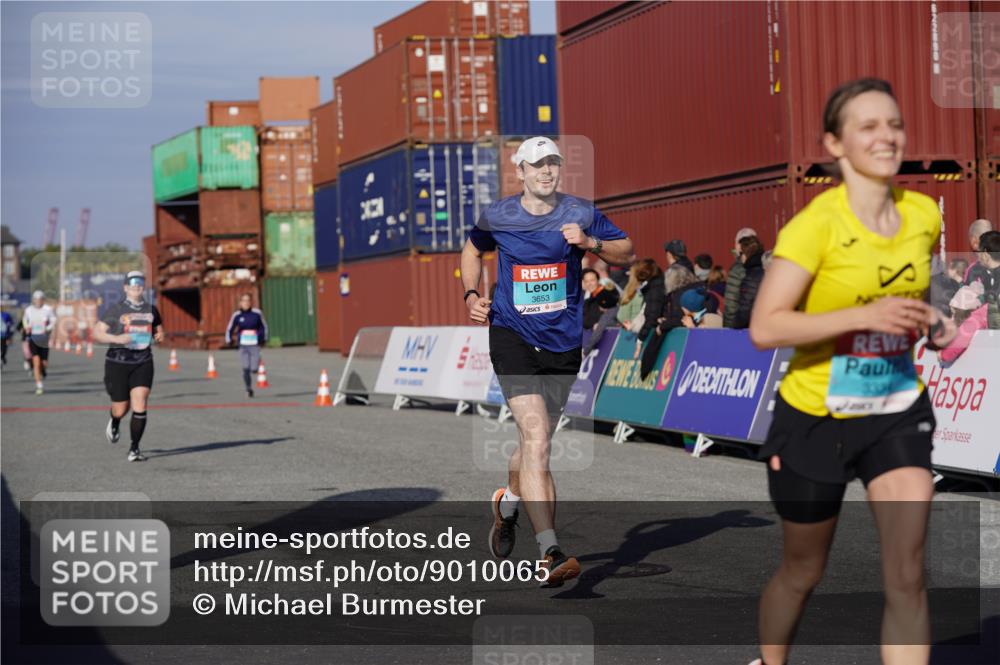 03.10.2025 - Köhlbrandbrückenlauf Michael Burmester http://msf.ph/oto/9010065 03.10.2025 10:11:03 Ziel 1149, 1286, 3011, 3334, 3653 meine-sportfotos.de