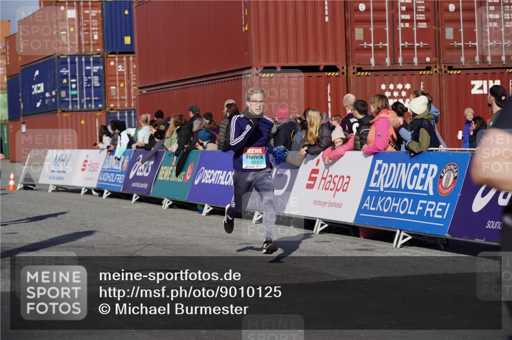 03.10.2025 - Köhlbrandbrückenlauf Michael Burmester http://msf.ph/oto/9010125 03.10.2025 10:11:09 Ziel 1844, 2214, 3011, 3167, 3542, 3653 meine-sportfotos.de