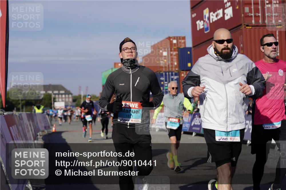 03.10.2025 - Köhlbrandbrückenlauf Michael Burmester http://msf.ph/oto/9010441 03.10.2025 10:11:25 Ziel 1679, 1871, 2215, 2256, 2881, 2941, 3119, 3202, 3445, 3524, 3528 meine-sportfotos.de