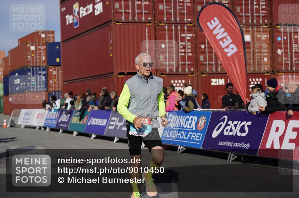 03.10.2025 - Köhlbrandbrückenlauf Michael Burmester http://msf.ph/oto/9010450 03.10.2025 10:11:27 Ziel 1679, 1871, 2215, 2256, 2881, 2941, 3202, 3524, 3528 meine-sportfotos.de