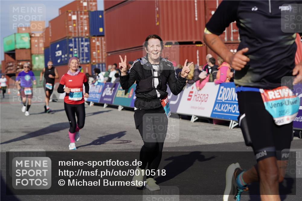 03.10.2025 - Köhlbrandbrückenlauf Michael Burmester http://msf.ph/oto/9010518 03.10.2025 10:11:31 Ziel 1435, 1679, 1768, 2256, 3406, 3524, 3528 meine-sportfotos.de