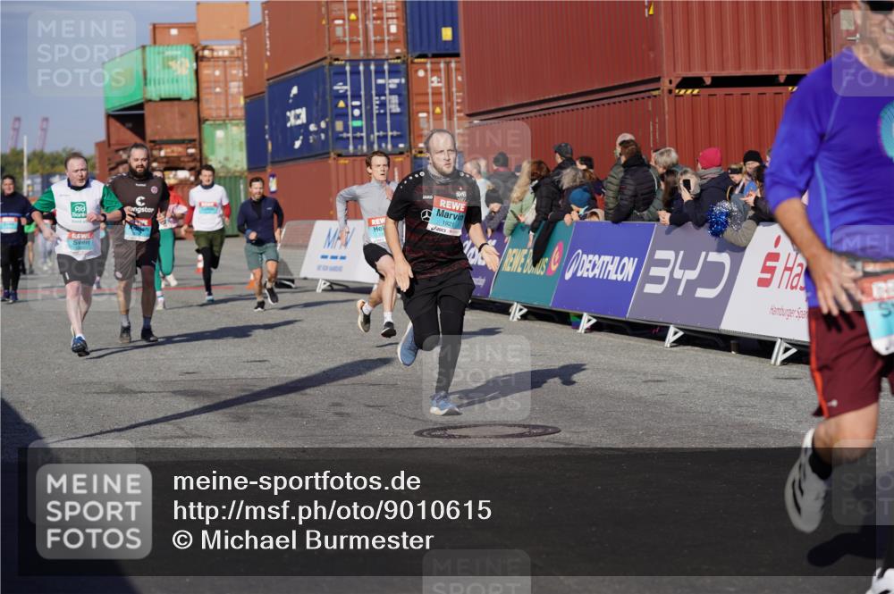 03.10.2025 - Köhlbrandbrückenlauf Michael Burmester http://msf.ph/oto/9010615 03.10.2025 10:11:36 Ziel 1108, 1206, 1233, 1435, 1522, 1768, 1921, 2387, 2786, 3208, 3406, 3524 meine-sportfotos.de