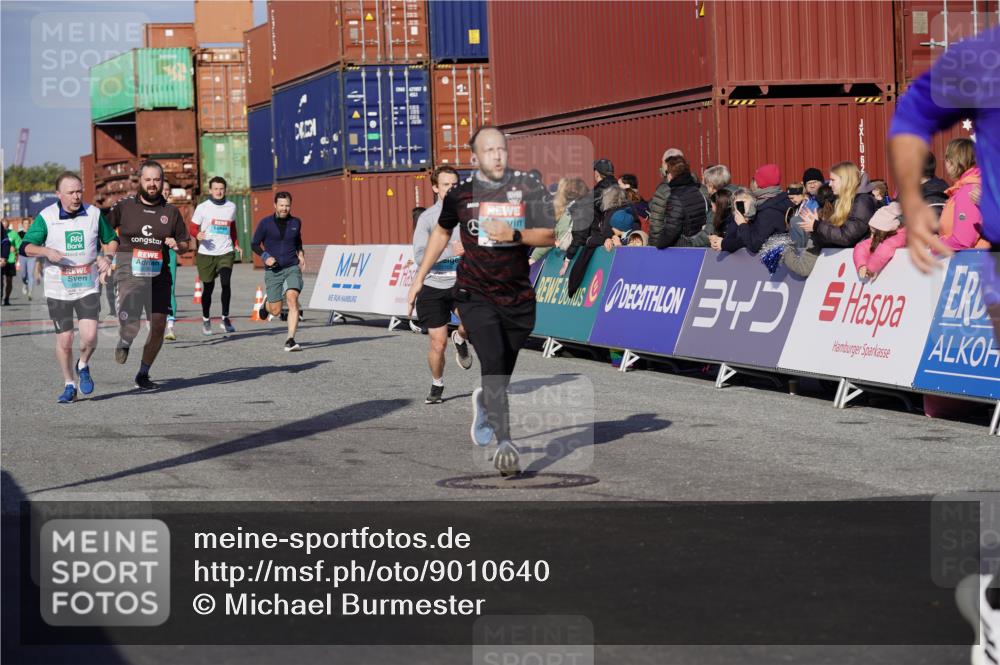 03.10.2025 - Köhlbrandbrückenlauf Michael Burmester http://msf.ph/oto/9010640 03.10.2025 10:11:36 Ziel 1108, 1206, 1233, 1435, 1522, 1768, 1921, 2387, 2786, 3208, 3406, 3524 meine-sportfotos.de