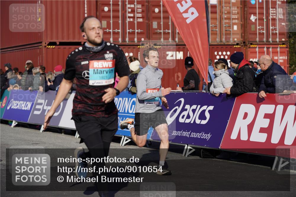 03.10.2025 - Köhlbrandbrückenlauf Michael Burmester http://msf.ph/oto/9010654 03.10.2025 10:11:38 Ziel 1108, 1206, 1233, 1418, 1435, 1522, 1675, 1768, 1921, 2061, 2387, 2786, 3208, 3406 meine-sportfotos.de