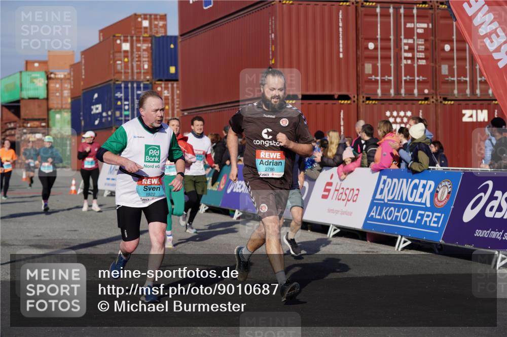 03.10.2025 - Köhlbrandbrückenlauf Michael Burmester http://msf.ph/oto/9010687 03.10.2025 10:11:39 Ziel 1108, 1206, 1233, 1350, 1418, 1435, 1522, 1675, 1768, 1921, 2061, 2387, 2786, 3208, 3406 meine-sportfotos.de