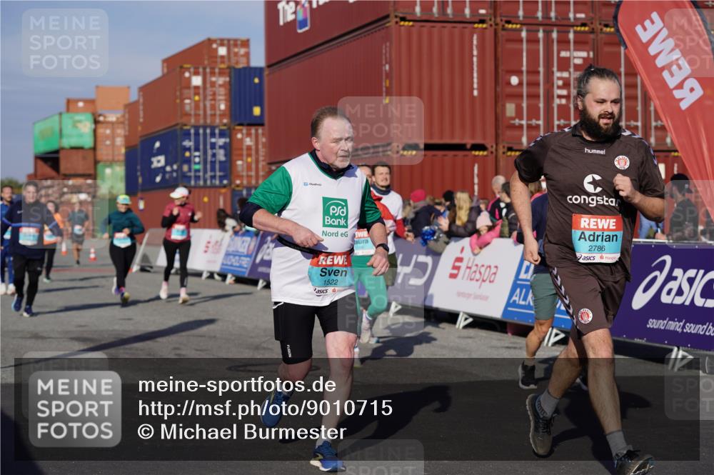 03.10.2025 - Köhlbrandbrückenlauf Michael Burmester http://msf.ph/oto/9010715 03.10.2025 10:11:40 Ziel 1108, 1206, 1233, 1350, 1418, 1435, 1522, 1675, 1768, 1921, 2061, 2387, 2730, 2786, 3208, 3406 meine-sportfotos.de