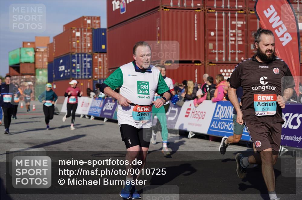 03.10.2025 - Köhlbrandbrückenlauf Michael Burmester http://msf.ph/oto/9010725 03.10.2025 10:11:40 Ziel 1108, 1206, 1233, 1350, 1418, 1435, 1522, 1675, 1768, 1921, 2061, 2387, 2730, 2786, 3208, 3406 meine-sportfotos.de