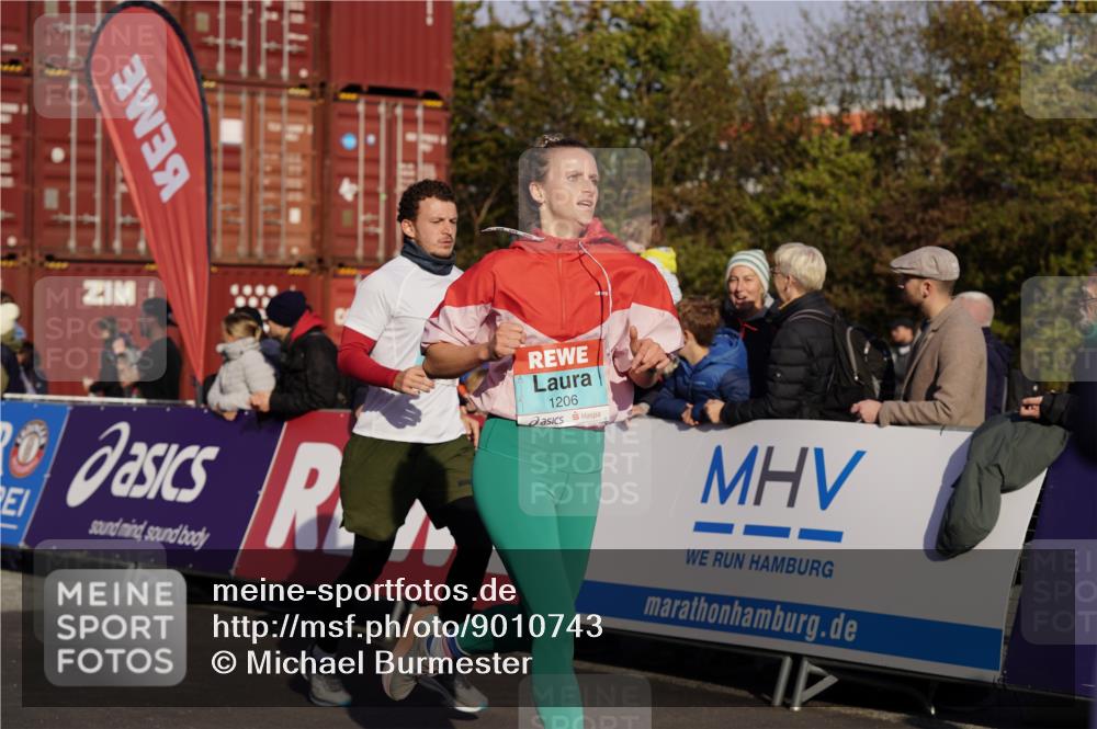 03.10.2025 - Köhlbrandbrückenlauf Michael Burmester http://msf.ph/oto/9010743 03.10.2025 10:11:42 Ziel 1108, 1206, 1233, 1350, 1418, 1522, 1675, 1921, 2061, 2387, 2730, 2786, 3208, 3394 meine-sportfotos.de