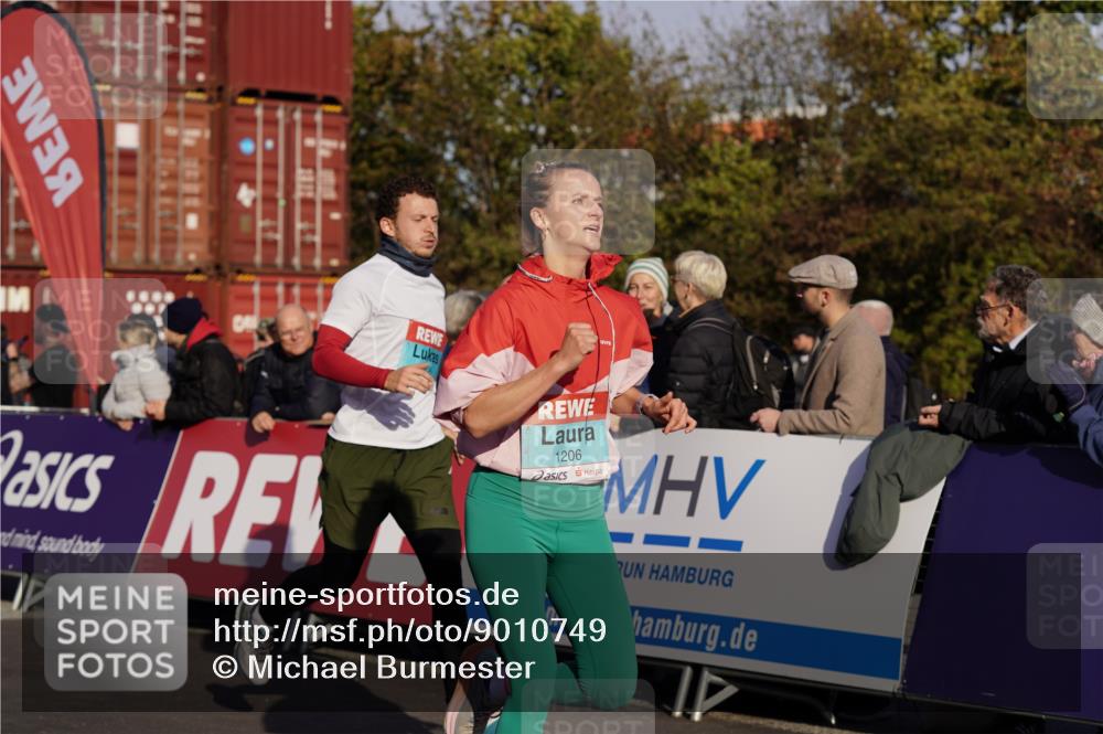 03.10.2025 - Köhlbrandbrückenlauf Michael Burmester http://msf.ph/oto/9010749 03.10.2025 10:11:42 Ziel 1108, 1206, 1233, 1350, 1418, 1522, 1675, 1921, 2061, 2387, 2730, 2786, 3208, 3394 meine-sportfotos.de
