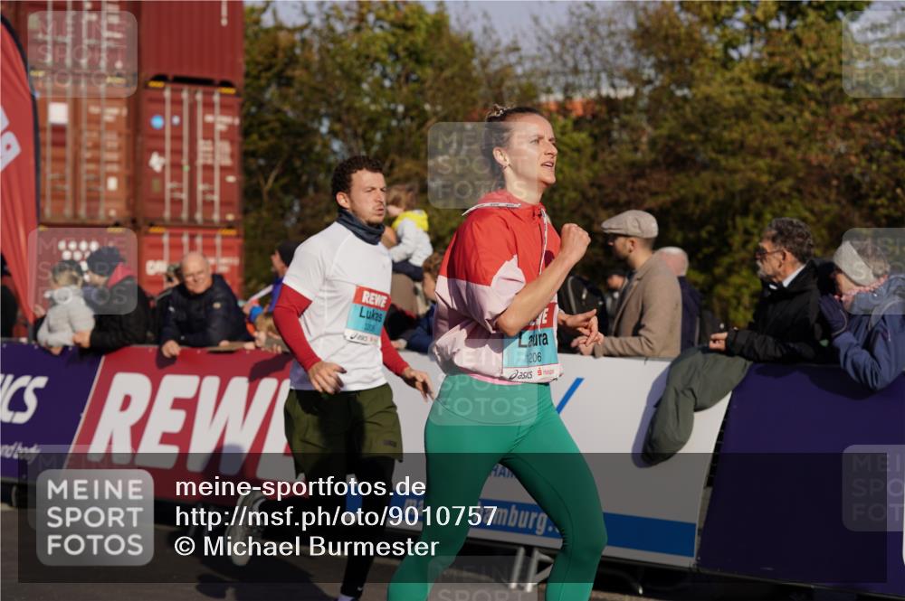 03.10.2025 - Köhlbrandbrückenlauf Michael Burmester http://msf.ph/oto/9010757 03.10.2025 10:11:42 Ziel 1108, 1206, 1233, 1350, 1418, 1522, 1675, 1921, 2061, 2387, 2730, 2786, 3208, 3394 meine-sportfotos.de