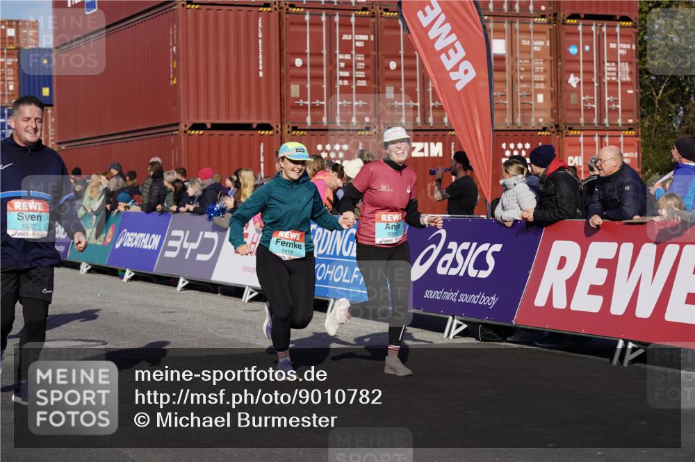 03.10.2025 - Köhlbrandbrückenlauf Michael Burmester http://msf.ph/oto/9010782 03.10.2025 10:11:43 Ziel 1108, 1206, 1233, 1350, 1418, 1501, 1512, 1522, 1675, 1921, 2061, 2387, 2730, 2786, 3208, 3394, 3711 meine-sportfotos.de