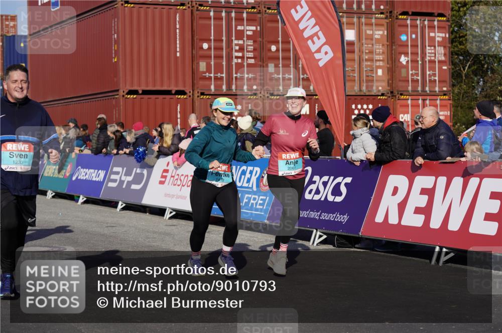 03.10.2025 - Köhlbrandbrückenlauf Michael Burmester http://msf.ph/oto/9010793 03.10.2025 10:11:43 Ziel 1108, 1206, 1233, 1350, 1418, 1501, 1512, 1522, 1675, 1921, 2061, 2387, 2730, 2786, 3208, 3394, 3711 meine-sportfotos.de