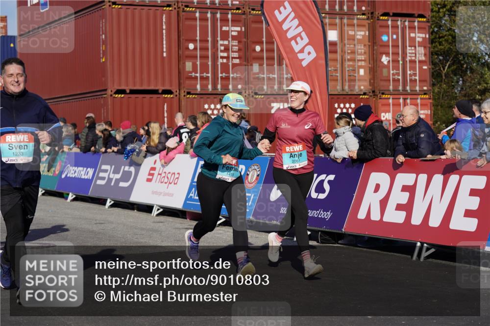 03.10.2025 - Köhlbrandbrückenlauf Michael Burmester http://msf.ph/oto/9010803 03.10.2025 10:11:43 Ziel 1108, 1206, 1233, 1350, 1418, 1501, 1512, 1522, 1675, 1921, 2061, 2387, 2730, 2786, 3208, 3394, 3711 meine-sportfotos.de