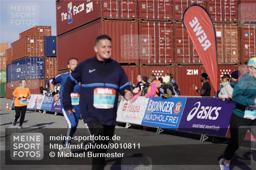 03.10.2025 - Köhlbrandbrückenlauf Michael Burmester http://msf.ph/oto/9010811 03.10.2025 10:11:44 Ziel 1108, 1206, 1233, 1350, 1418, 1501, 1512, 1522, 1675, 1921, 2061, 2387, 2730, 2786, 3208, 3394, 3711 meine-sportfotos.de