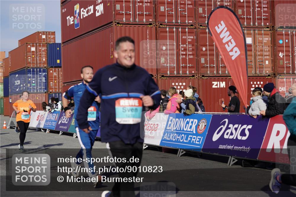 03.10.2025 - Köhlbrandbrückenlauf Michael Burmester http://msf.ph/oto/9010823 03.10.2025 10:11:44 Ziel 1108, 1206, 1233, 1350, 1418, 1501, 1512, 1522, 1675, 1921, 2061, 2387, 2730, 2786, 3208, 3394, 3711 meine-sportfotos.de