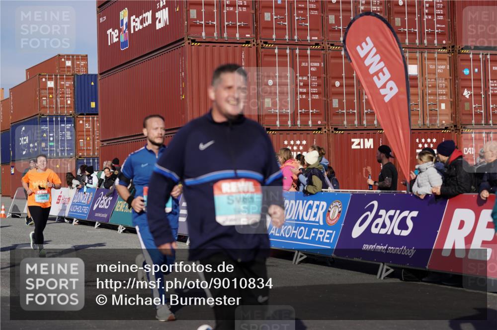 03.10.2025 - Köhlbrandbrückenlauf Michael Burmester http://msf.ph/oto/9010834 03.10.2025 10:11:44 Ziel 1108, 1206, 1233, 1350, 1418, 1501, 1512, 1522, 1675, 1921, 2061, 2387, 2730, 2786, 3208, 3394, 3711 meine-sportfotos.de