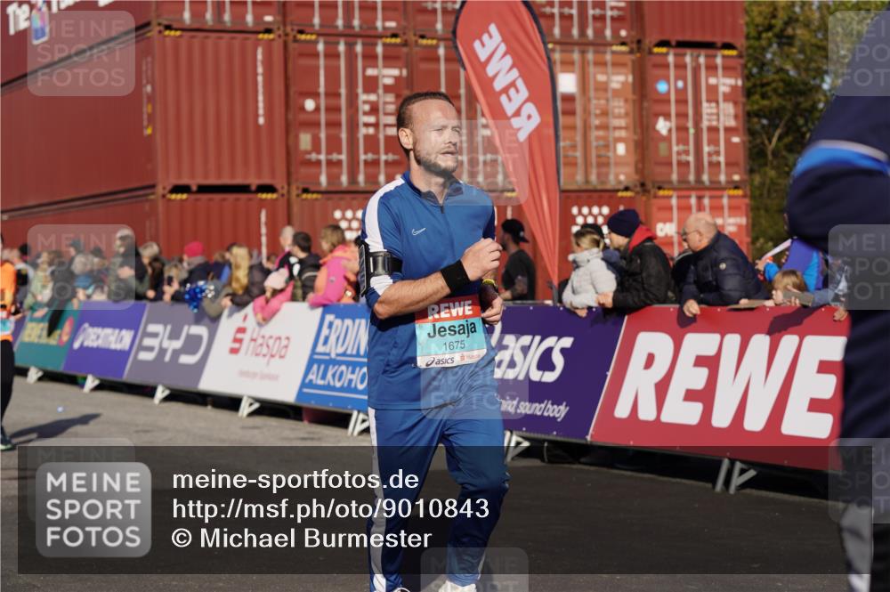 03.10.2025 - Köhlbrandbrückenlauf Michael Burmester http://msf.ph/oto/9010843 03.10.2025 10:11:45 Ziel 1108, 1206, 1233, 1350, 1418, 1501, 1512, 1675, 2061, 2387, 2730, 2786, 3208, 3394, 3711, 3838 meine-sportfotos.de
