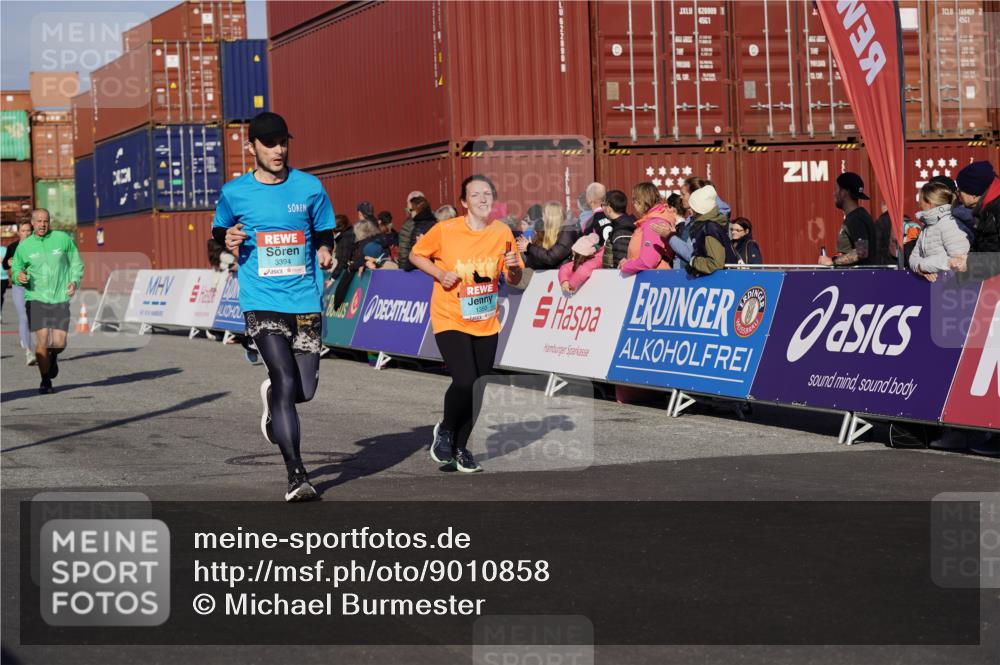 03.10.2025 - Köhlbrandbrückenlauf Michael Burmester http://msf.ph/oto/9010858 03.10.2025 10:11:46 Ziel 1108, 1206, 1233, 1350, 1418, 1501, 1512, 1675, 2061, 2387, 2730, 3208, 3394, 3711, 3838 meine-sportfotos.de