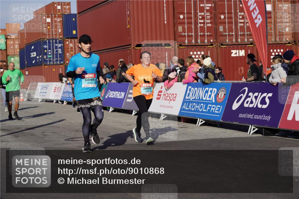 03.10.2025 - Köhlbrandbrückenlauf Michael Burmester http://msf.ph/oto/9010868 03.10.2025 10:11:46 Ziel 1108, 1206, 1233, 1350, 1418, 1501, 1512, 1675, 2061, 2387, 2730, 3208, 3394, 3711, 3838 meine-sportfotos.de