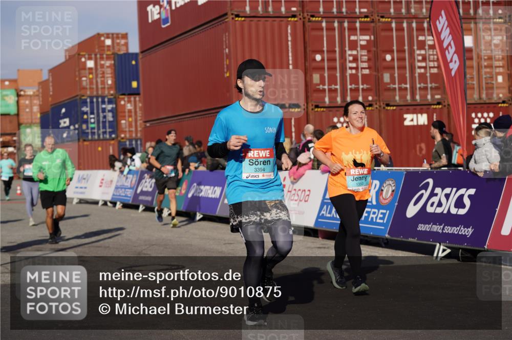 03.10.2025 - Köhlbrandbrückenlauf Michael Burmester http://msf.ph/oto/9010875 03.10.2025 10:11:47 Ziel 1108, 1206, 1233, 1350, 1418, 1501, 1512, 1675, 2061, 2387, 2730, 3208, 3394, 3711, 3838 meine-sportfotos.de