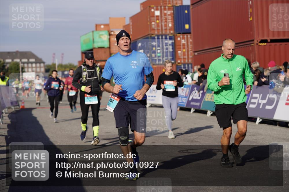 03.10.2025 - Köhlbrandbrückenlauf Michael Burmester http://msf.ph/oto/9010927 03.10.2025 10:11:49 Ziel 1038, 1350, 1418, 1465, 1501, 1512, 1675, 2061, 2077, 2730, 3394, 3711, 3838 meine-sportfotos.de