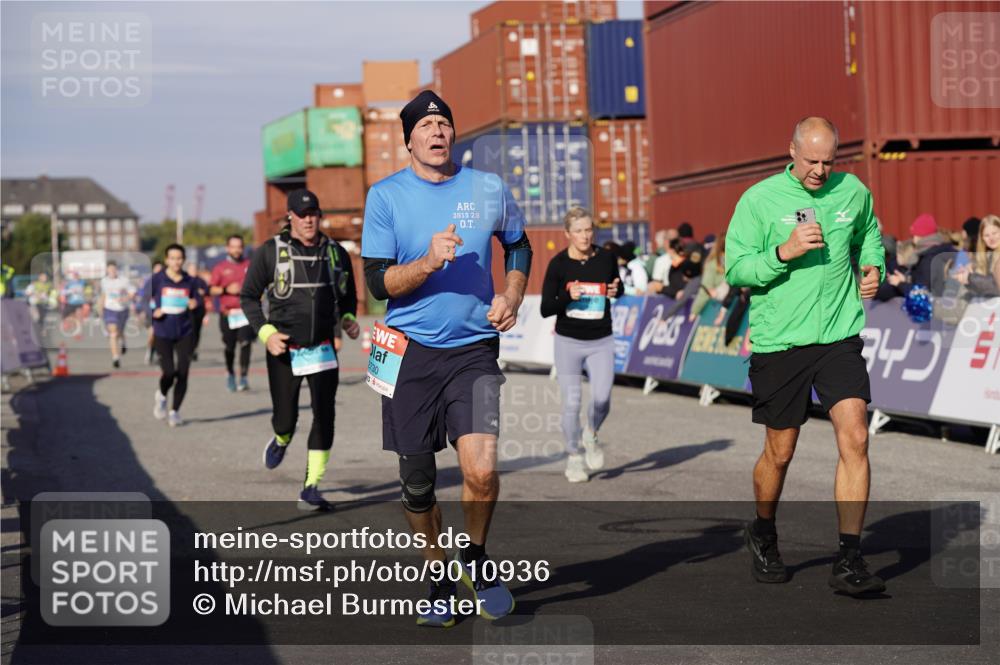 03.10.2025 - Köhlbrandbrückenlauf Michael Burmester http://msf.ph/oto/9010936 03.10.2025 10:11:49 Ziel 1038, 1350, 1418, 1465, 1501, 1512, 1675, 2061, 2077, 2730, 3394, 3711, 3838 meine-sportfotos.de