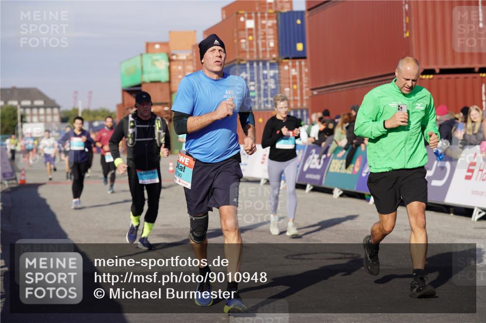 03.10.2025 - Köhlbrandbrückenlauf Michael Burmester http://msf.ph/oto/9010948 03.10.2025 10:11:49 Ziel 1038, 1350, 1418, 1465, 1501, 1512, 1675, 2061, 2077, 2730, 3394, 3711, 3838 meine-sportfotos.de