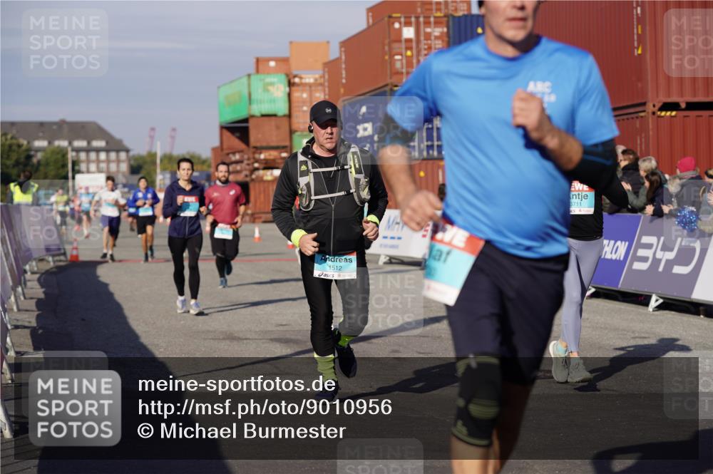 03.10.2025 - Köhlbrandbrückenlauf Michael Burmester http://msf.ph/oto/9010956 03.10.2025 10:11:50 Ziel 1038, 1350, 1418, 1465, 1501, 1512, 1675, 2077, 2730, 3394, 3711, 3838 meine-sportfotos.de
